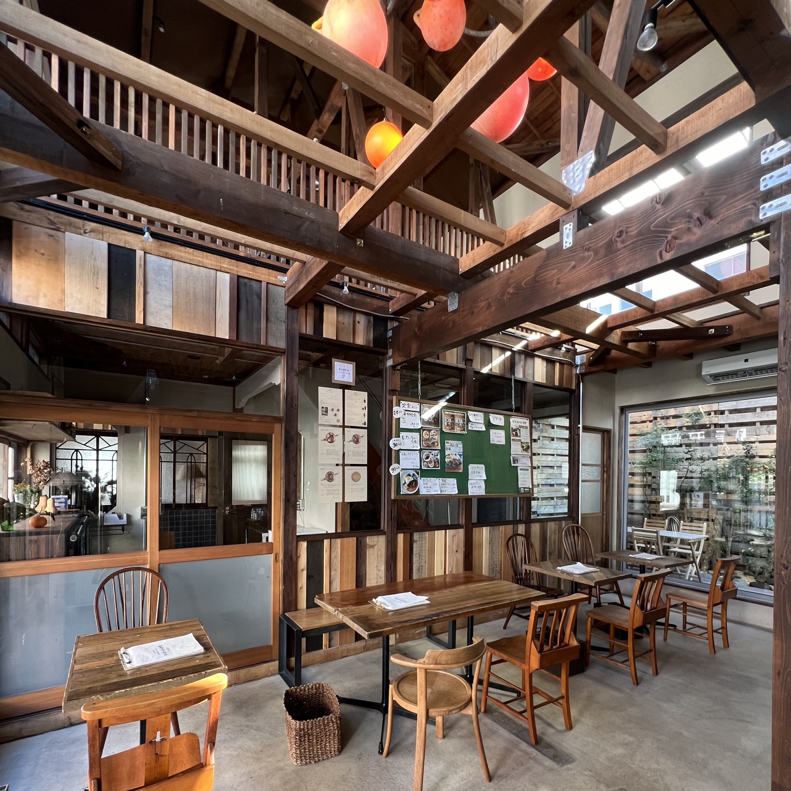 元旅館の面影を残す、もったいない食堂の店内